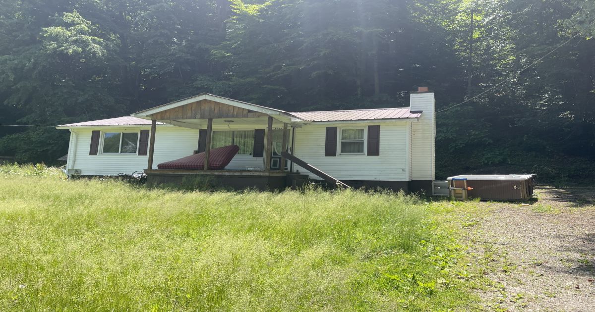 Red Oak Realty, wv Ashford, WV Boone, County, 3 bedroom 1 bath home on half an acre. Metal Roof