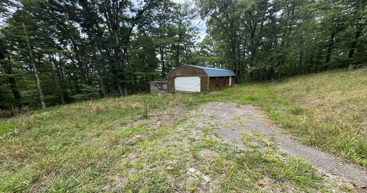 Red Oak Realty, wv South Charleston, Kanawha County, 1 ac, with