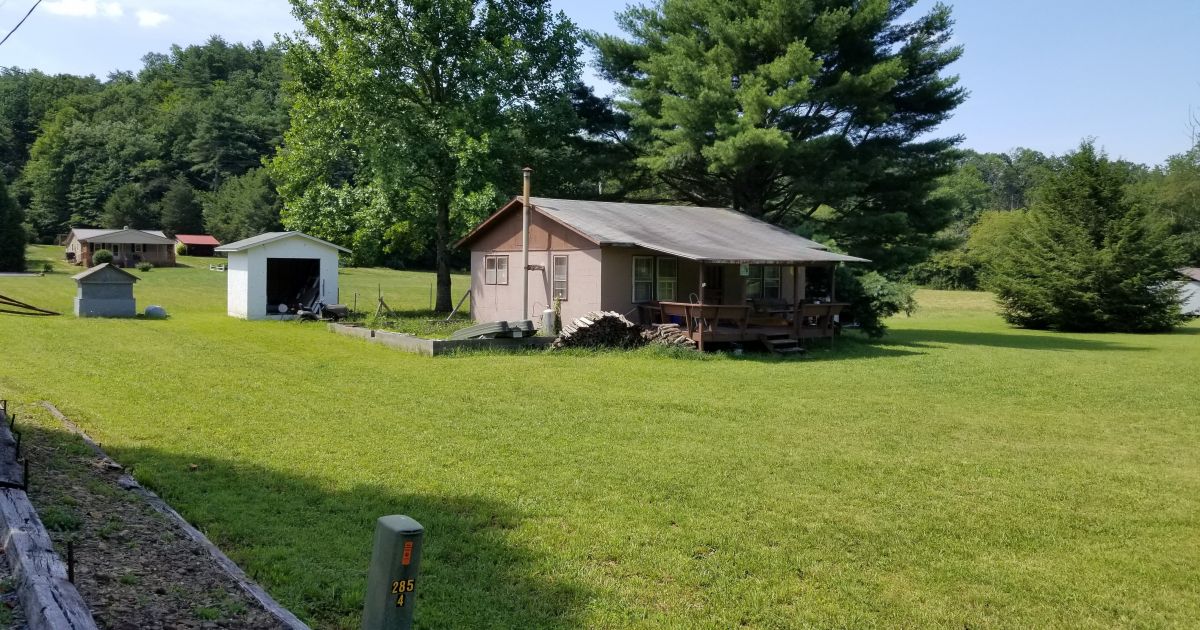Red Oak Realty, wv Neola, WV Small cabin for starry nights , easy