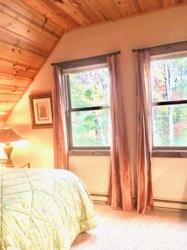 Upstairs  Queens       Bedroom