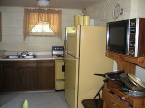 full size appliances in eat-in kitchen